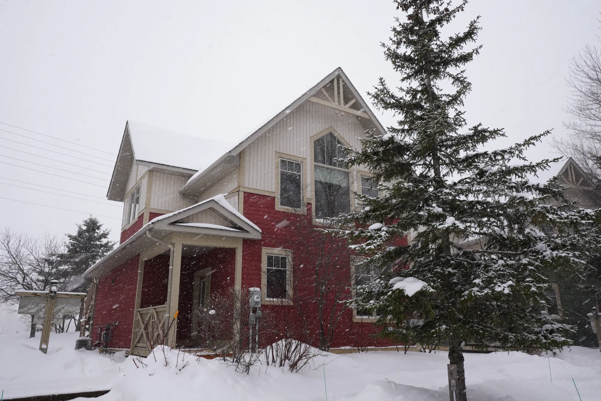 The Luna exterior winter view - Blue Mountain chalet